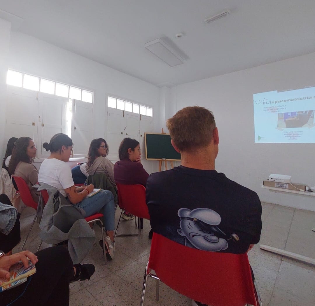 atendiendo a exposición de taller de psicomotricidad