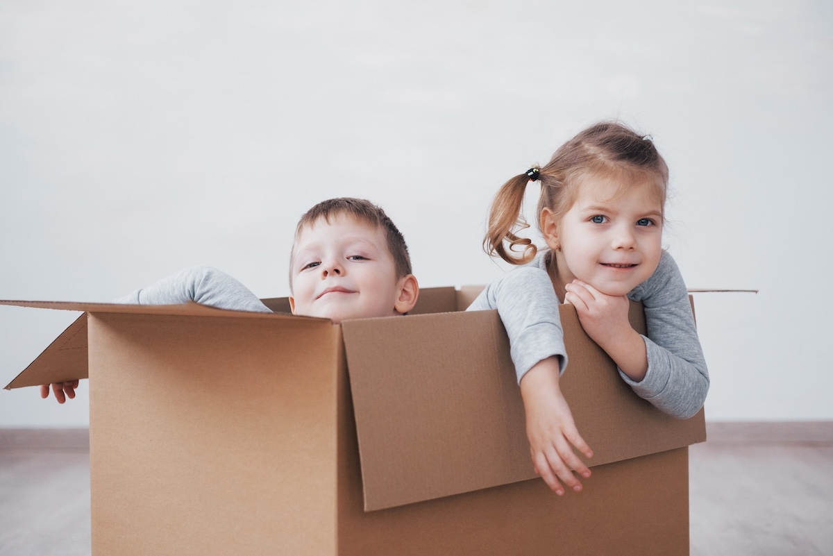 niños jugando en una caja